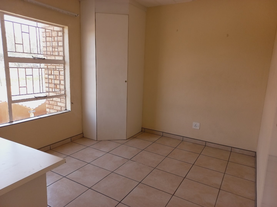 To Let 1 Bedroom Property for Rent in Kannoniers Park North West